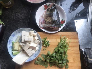 豆腐鱼头汤,所有食材准备开始煎鱼，提前烧一壶开水备用