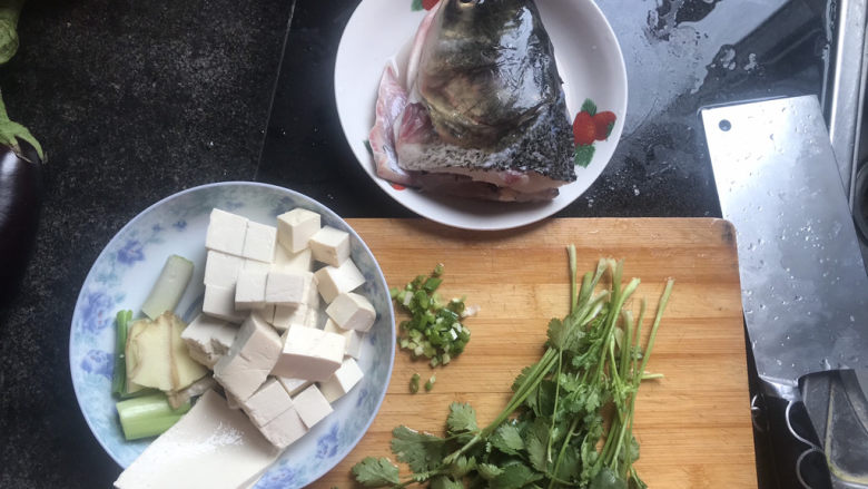 豆腐鱼头汤,所有食材准备开始煎鱼，提前烧一壶开水备用