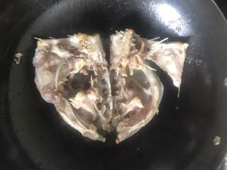 豆腐鱼头汤,待一面煎定型了，轻轻摇动锅，鱼头能跟着一起动，就是一面已经煎好了，用铲子轻轻把鱼头翻过来煎另外一面