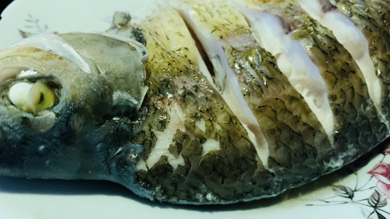 葱油鳊鱼,鱼从锅里端起来，倒掉蒸鱼水
