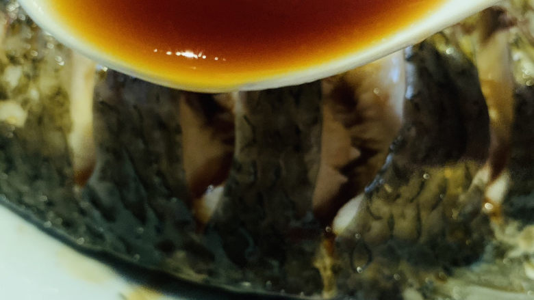 葱油鳊鱼,加上煮沸的料汁