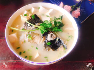 豆腐鱼头汤,成品图，鱼汤味道鲜美，豆腐滑嫩爽口。