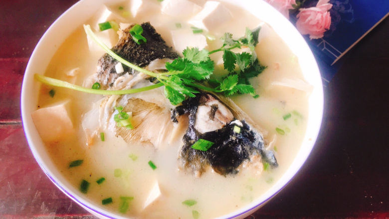 豆腐鱼头汤,成品图，鱼汤味道鲜美，豆腐滑嫩爽口。