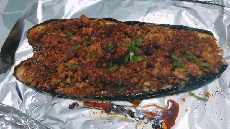 家常肉沫蒜蓉烤茄子(烤箱版),然后就可以出炉啦，撒一点葱点缀，味道真的绝了