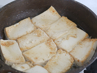 家常烧豆腐,起油锅把豆腐煎至两面金黄，先起锅；