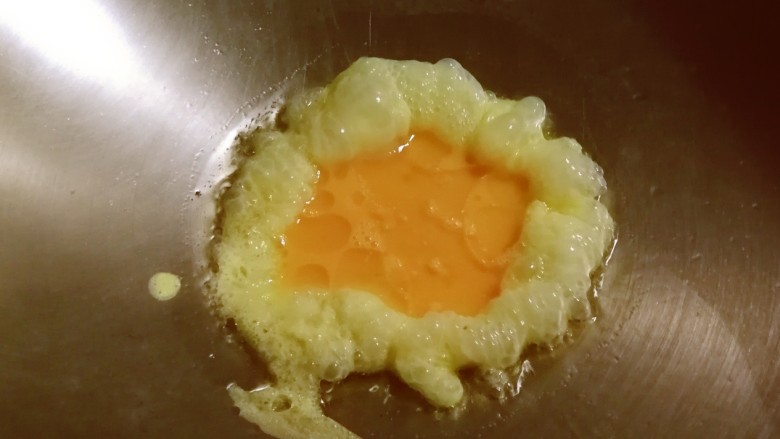 丝瓜炒鸡蛋,起油锅  油热后倒入打散的鸡蛋