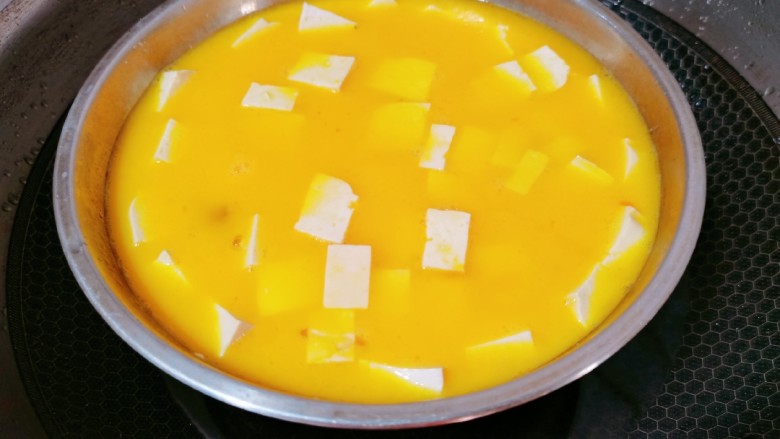 豆腐蒸蛋,锅中烧开水，再隔水蒸五分钟左右