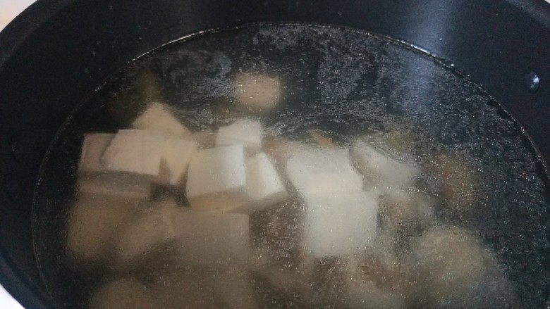 豆腐鱼头汤,倒入豆腐，加入矿泉水。