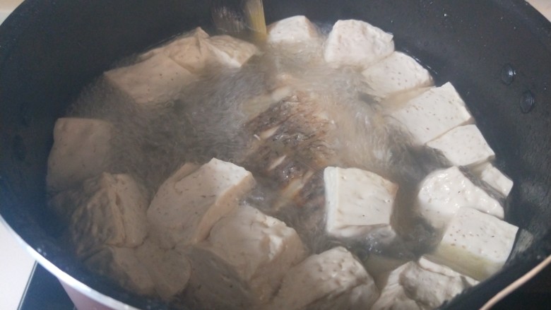 豆腐鱼头汤,大火烧开转小火慢熬一个半小时左右。