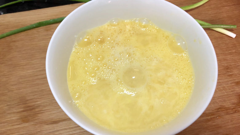 豆腐蒸蛋➕花动一山春色,按蛋液：凉开水1:1.5的比例，加入凉开水，搅拌均匀