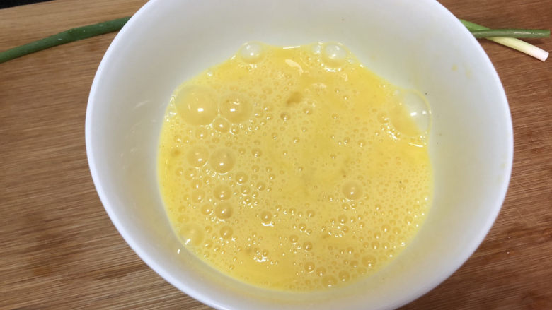 豆腐蒸蛋➕花动一山春色,充分搅打成蛋液