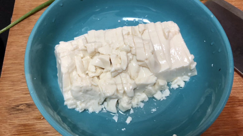 豆腐蒸蛋➕花动一山春色,用刀划成小块
