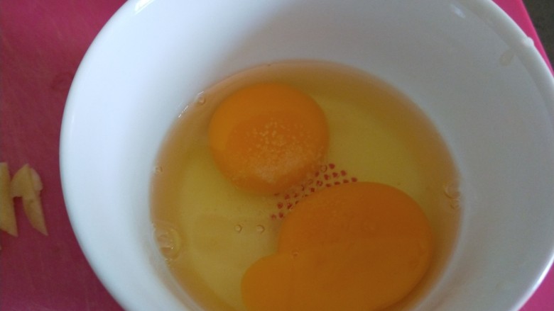 韭菜锅贴,<a style='color:red;display:inline-block;' href='/shicai/ 9'>鸡蛋</a>两个打入碗中搅拌均匀。