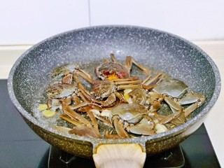 香辣螃蟹,再加入切好的毛蟹煸炒至变色。