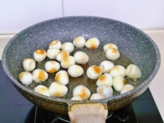 香辣螃蟹,煎至鹌鹑蛋金黄盛出备用。