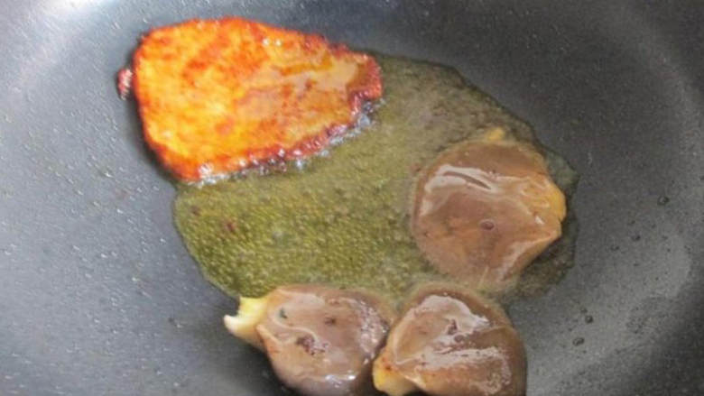 香煎黑胡椒牛排,打开盖子，翻面，放入蘑菇一起煎熟即可关火