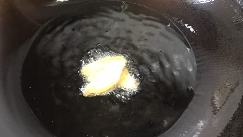 葱油鳊鱼,锅里放入适量的油，爆香生姜