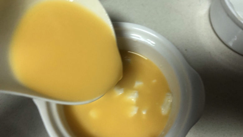 豆腐蒸蛋,打散的鸡蛋液舀入碗里