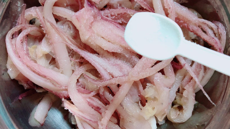 葱爆鱿鱼,腌制鱿鱼，先放一小勺盐。