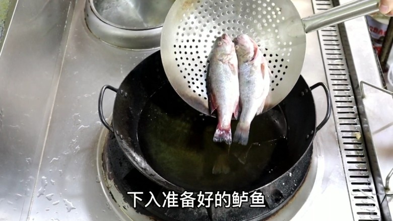 干烧小鲈鱼,接下来锅中烧油，油温烧烧制100度下入鲈鱼炸制定型，即可捞出备用