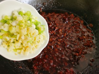 老北京炸酱面,快出锅时把留下的葱加入肉酱中，再稍微熬一会就好。