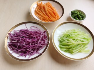 老北京炸酱面,菜码就随自己喜欢，爱吃什么就放什么。我用了黄瓜、紫甘蓝、胡萝卜和豌豆。