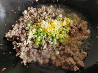 老北京炸酱面,肉煸炒至变色，加入姜、蒜和一半的葱花翻炒。葱花不要都加进去，留下一半备用。