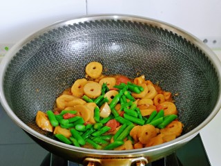 红烧素鸡,最后加入焯水的芦笋快速蛋炒面30秒出锅。