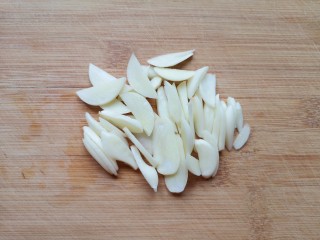 干煸豇豆,大蒜切成片。