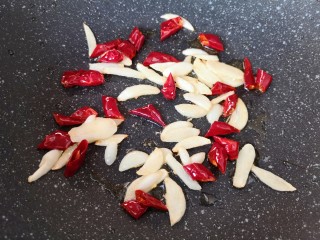 干煸豇豆,下入辣椒段炒出香味。