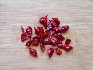 干煸豇豆,干红辣椒切成段。