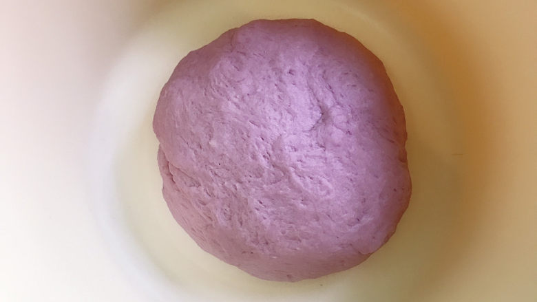 紫薯提子包,揉至光滑后放入盐继续揉2分钟，盖上盖子放在烤箱中发酵