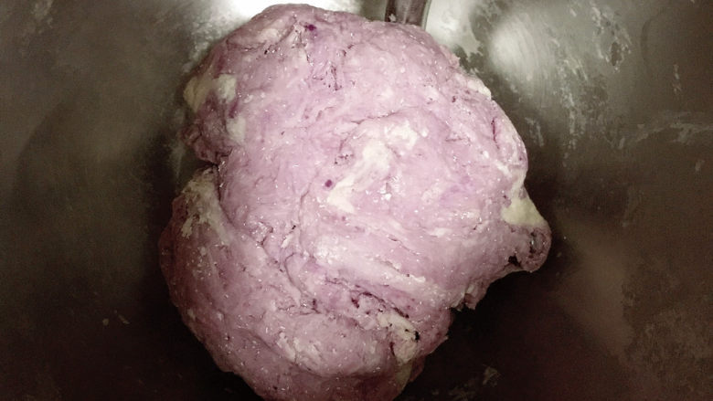 紫薯提子包,放入揉面机中揉面