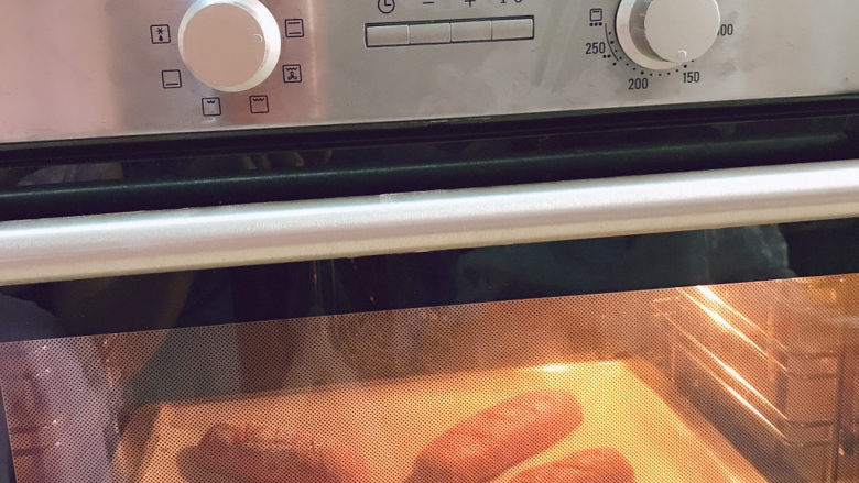 紫薯提子包,提前180度预热的烤箱，170度烤30分钟