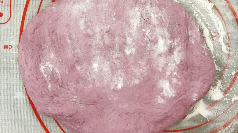紫薯提子包,取出拍点干面粉压扁，揉搓排气，不需要排得太厉害，面包中留点空气口感会更好