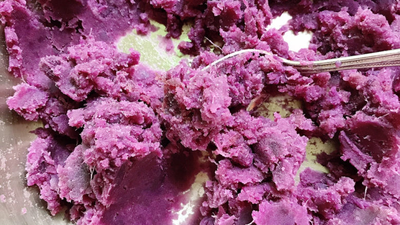 紫薯提子包,紫薯削皮后蒸熟，压成泥