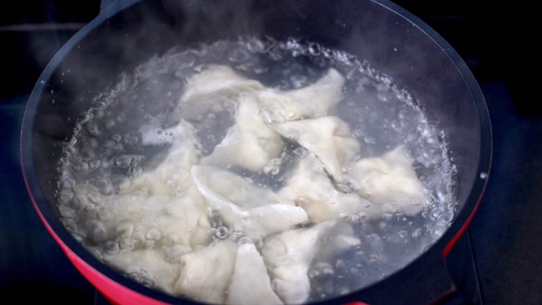 小白菜磷虾大馅馄饨,锅中倒入适量的清水烧开，加入包好的馄饨。
