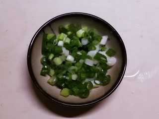 丝瓜炒虾仁,香葱切小圈