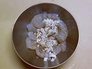 丝瓜炒虾仁,放入1克盐 淀粉和胡椒粉 抓拌均匀 腌制15分钟。