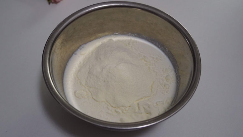 一口就爱上啦！香草冰淇淋🍦在家轻松制作！,倒入一袋冰淇淋粉