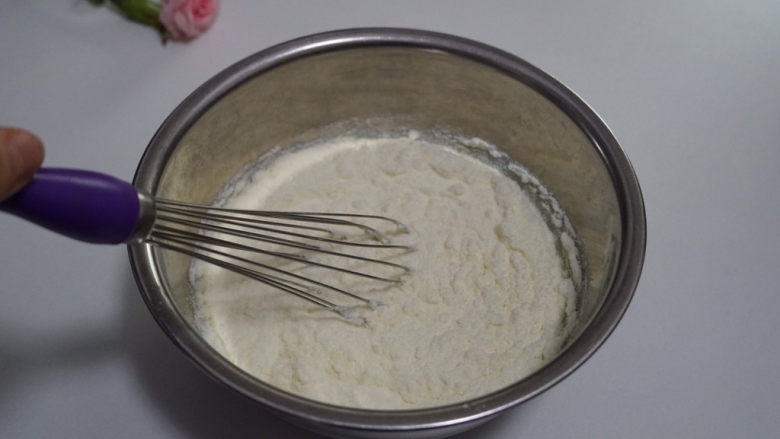 一口就爱上啦！香草冰淇淋🍦在家轻松制作！,用手动打蛋器搅拌均匀