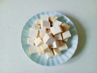 家常烧豆腐,豆腐用清水冲洗一下，切成小方块
