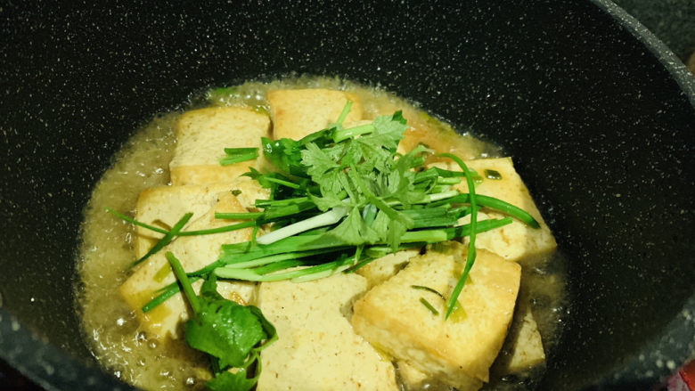家常烧豆腐,撒上芹菜和蒜叶，翻炒