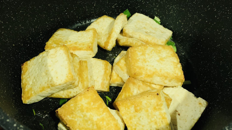 家常烧豆腐,加入炸好的豆腐