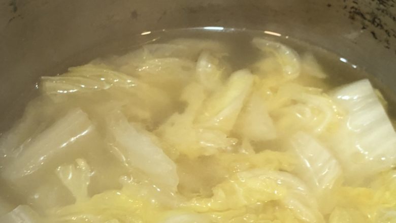 腊味煲仔饭，白菜味增汤，洋葱炒韩式牛肉,最后，白菜味增汤煮好后放入一点点盐、白胡椒和香油。就可以吃啦。
