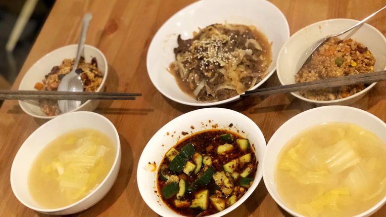 腊味煲仔饭，白菜味增汤，洋葱炒韩式牛肉,这样简单的两菜一汤一米饭，就做好啦！