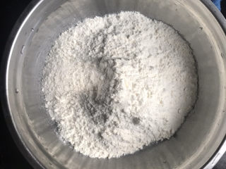 家常烙饼🥞千层酥饼,盆里放入300克面粉和一勺盐