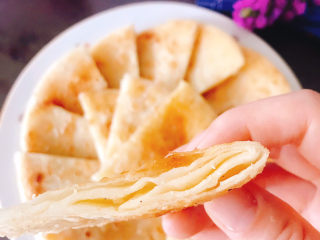 家常烙饼🥞千层酥饼,切开里面是一层一层的，外面酥脆，里面软而有韧性