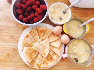 家常烙饼🥞千层酥饼,早餐～千层酥饼，苹果小米粥，鸡蛋，杨梅