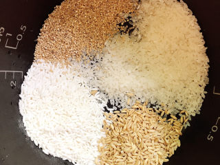 南瓜杂粮饭,大米、糯米、小麦、藜麦放入电饭锅中